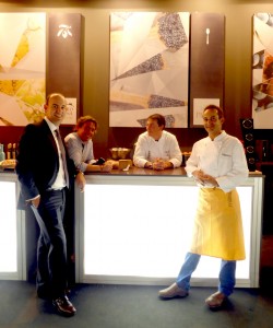 Luis Salinero con representantes de Caviar PerSé en Millesime 2014.